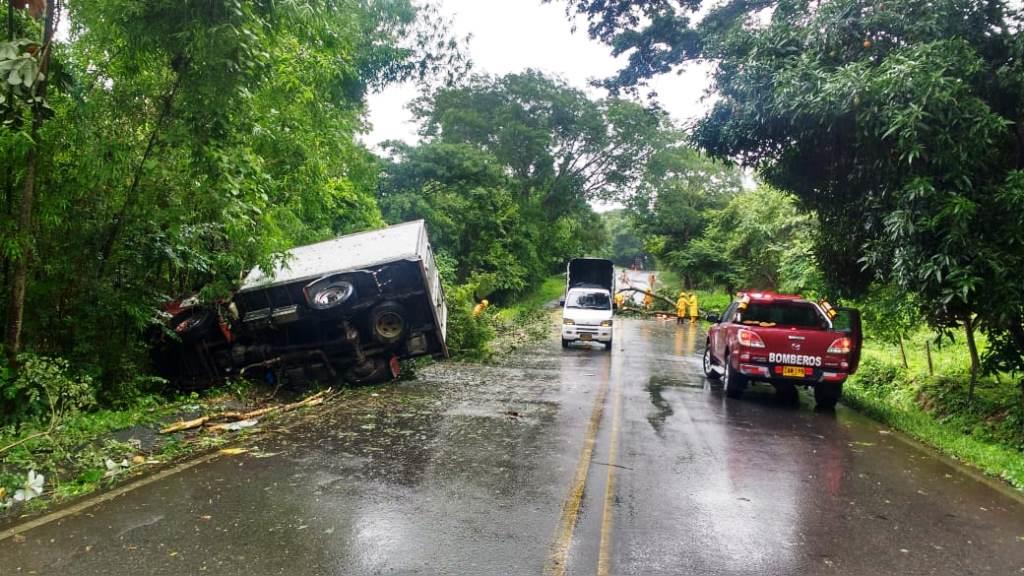 Vehículo Furgón sufrió accidente por caída de árbol en la vía Yopal – Paz de Ariporo