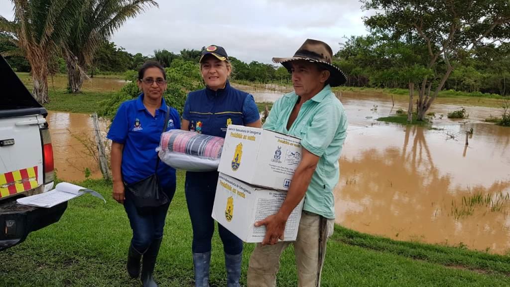 Gobernación y Alcaldía entregan ayudas a familias afectadas por inundación del río Ariporo