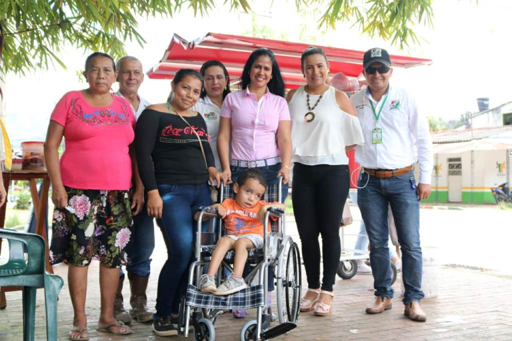 Gestora Social Marisela Duarte continúa su recorrido por el departamento entregando sillas de ruedas