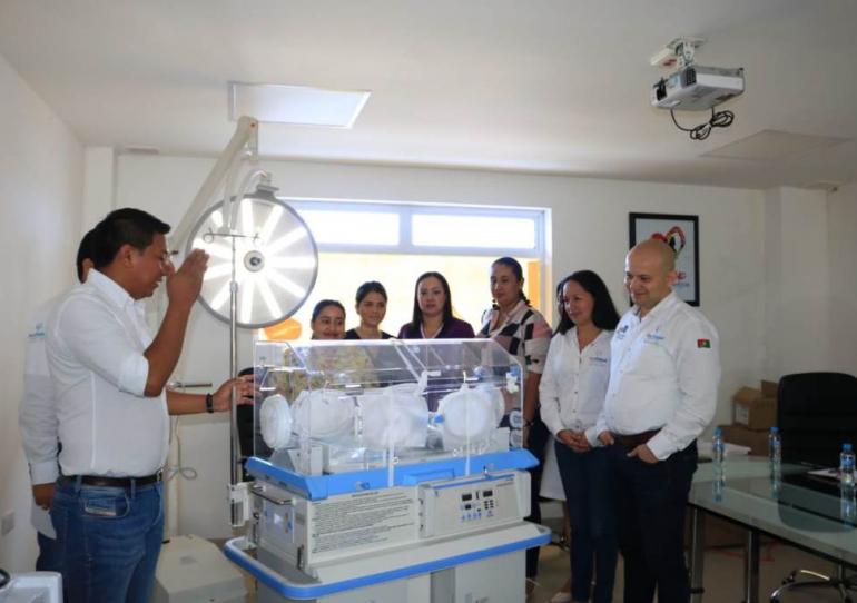 Administración Municipal de Trinidad entrego equipos biomédicos y hospitalarios al Centro de Salud
