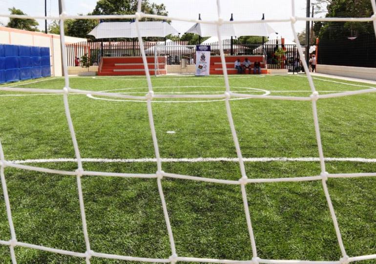 Habitantes del barrio Santo Domingo en Trinidad estrenan cancha sintética 