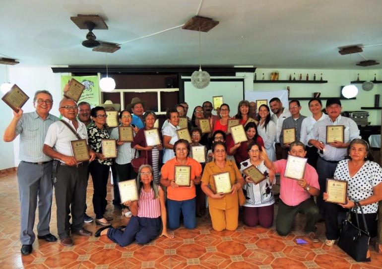 Se entregó placa de reconocimiento a docentes, directivos docentes y administrativos próximos a  pensionarse 