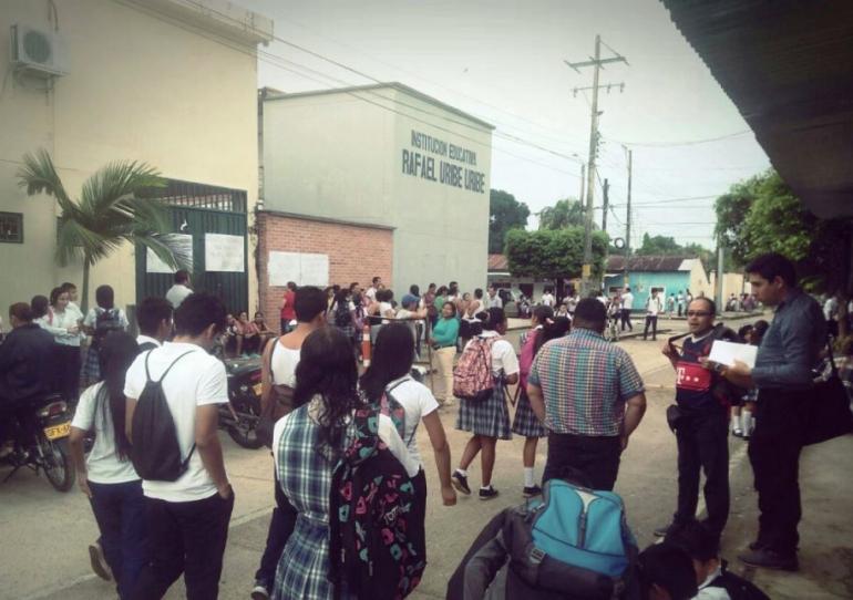 Padres de familia de Pore se manifiestan frente a las instalaciones del colegio Rafael Uribe Uribe por falta de profesores