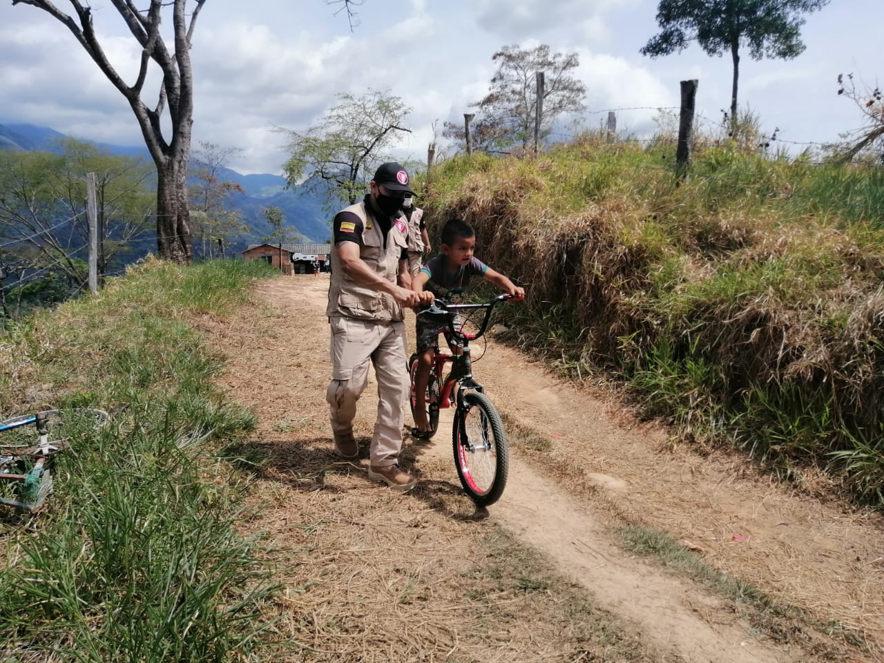 Soldados regalaron cicla a humilde niño de Aguazul