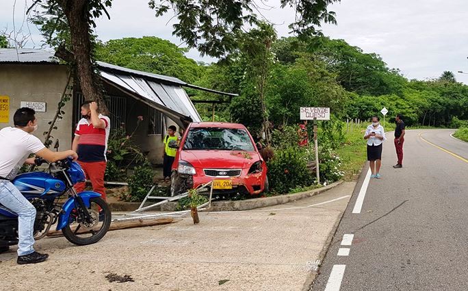 Automóvil terminó estrellado contra una vivienda en Hato Corozal