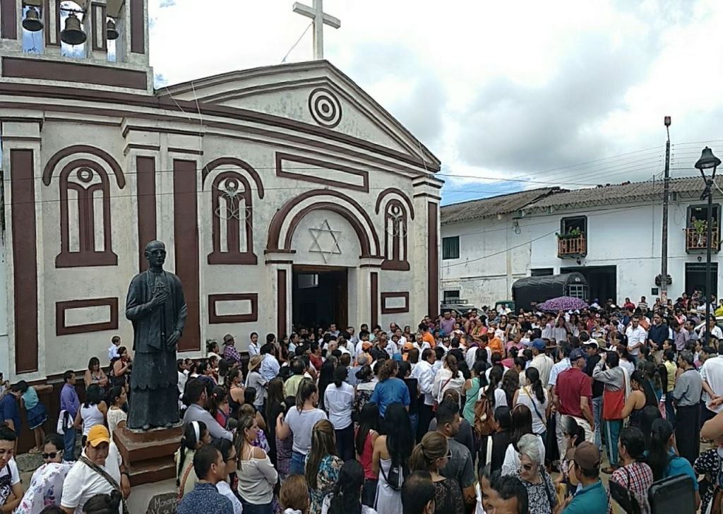 Con masivo acompañamiento, fue despedido el narrador y concejal de Támara Rolfe Montoya