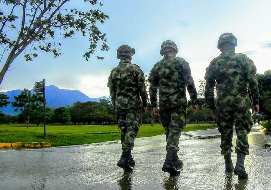 La historia de tres soldados que continúan sirviéndole a la patria después de ser heridos brutalmente en el año 2004