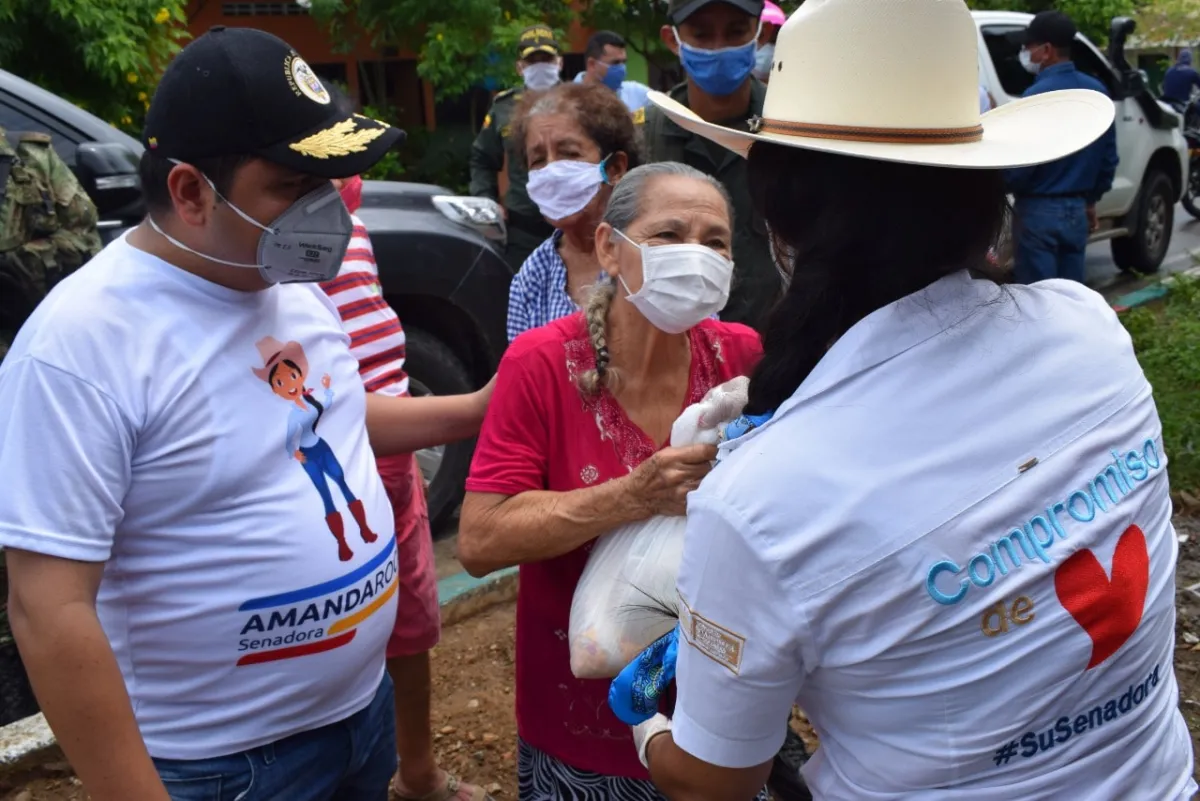A nombre de su partido Senadora Amanda Rocío González entregó ayudas humanitarias en Trinidad
